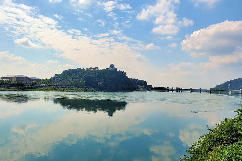 木曽川河畔遊歩道から見える犬山城の景色