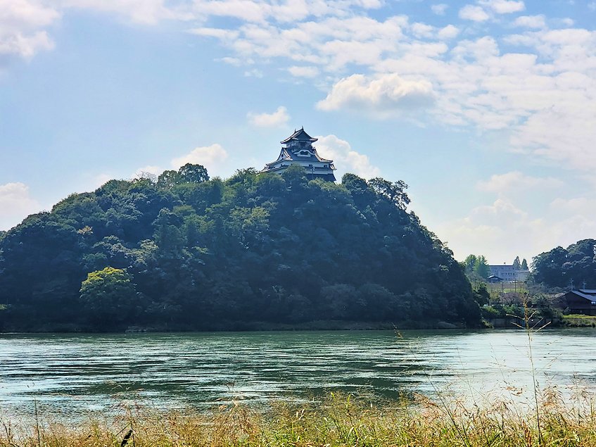 木曽川越しに見える犬山城の景色