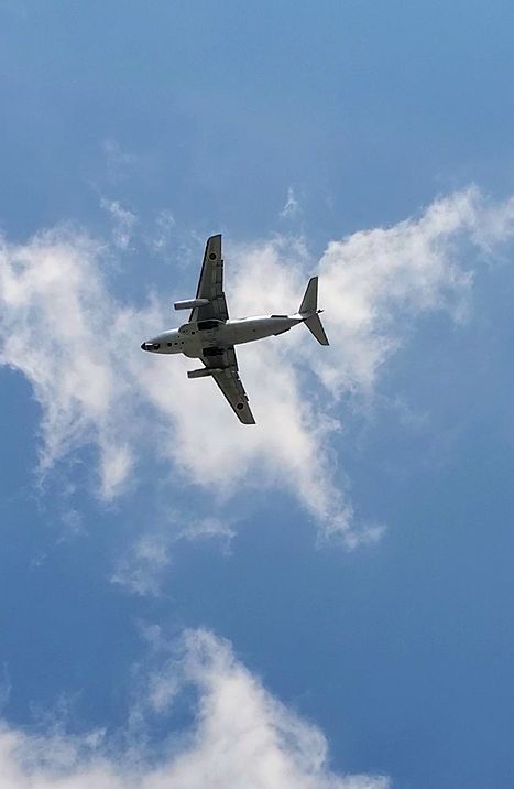 木曽川河畔遊歩道の上空をかすめて飛ぶ、C-1-輸送機