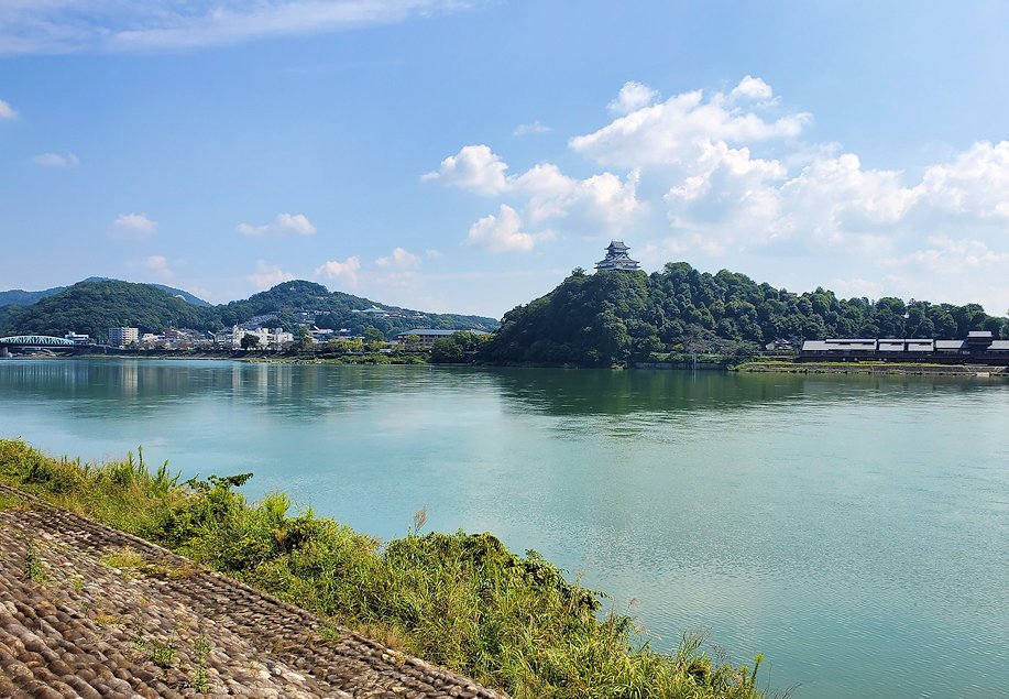 犬山頭首工ライン大橋付近から眺める犬山城と木曽川