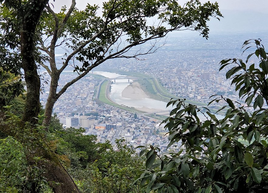 金華山の山頂から見下ろす、岐阜市を流れる長良川の景色