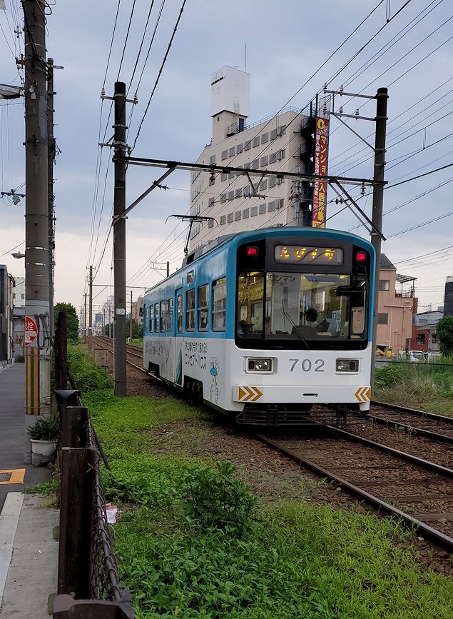 阪堺電車　「今船駅」を出発する電車