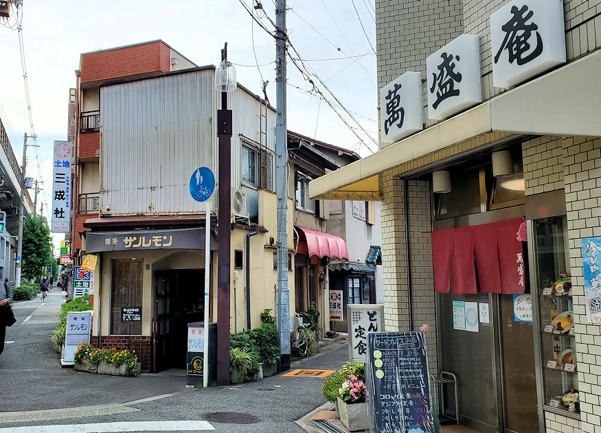 阪神高速松原線下　道路　　　　「田辺駅跡」　脇のお店