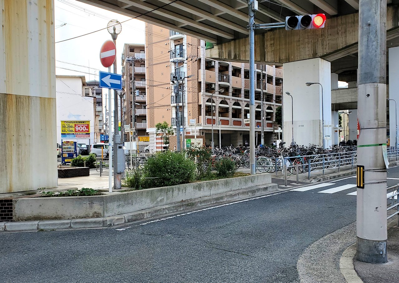 阪神高速松原線下　道路　　　　「田辺駅跡」　自転車置き場