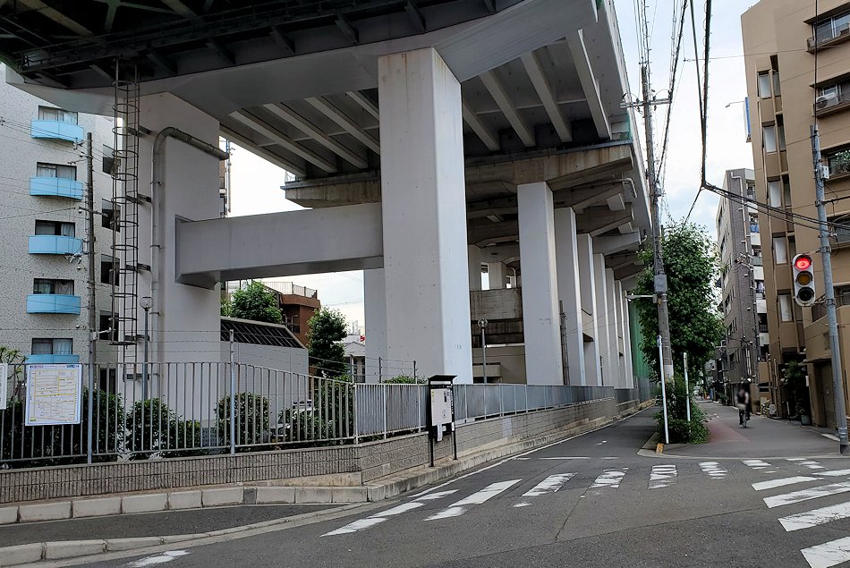 阪神高速松原線下　道路　　　　　　更に進む
