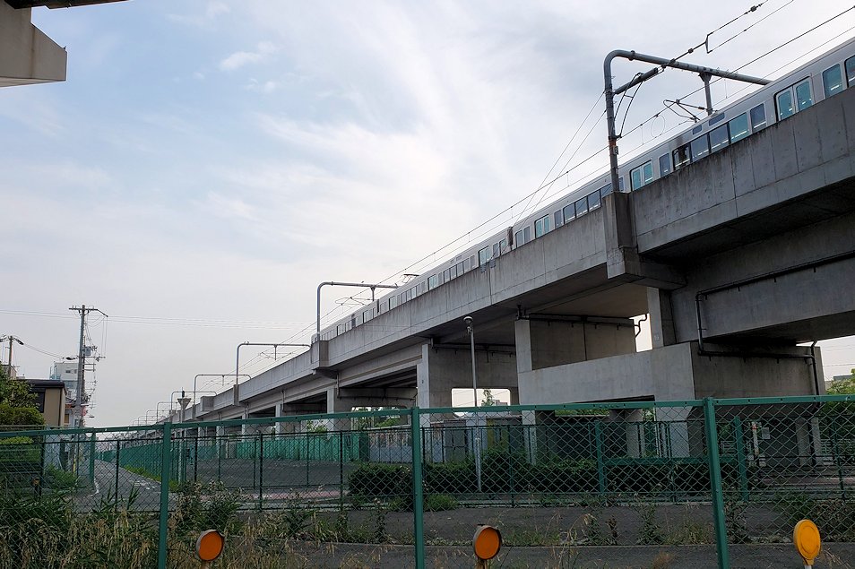 道路　　　　　　　JR阪和線の高架