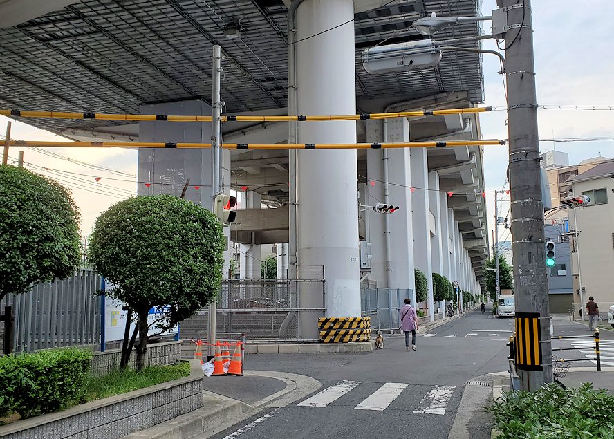 阪神高速道路松原線の下　道路
