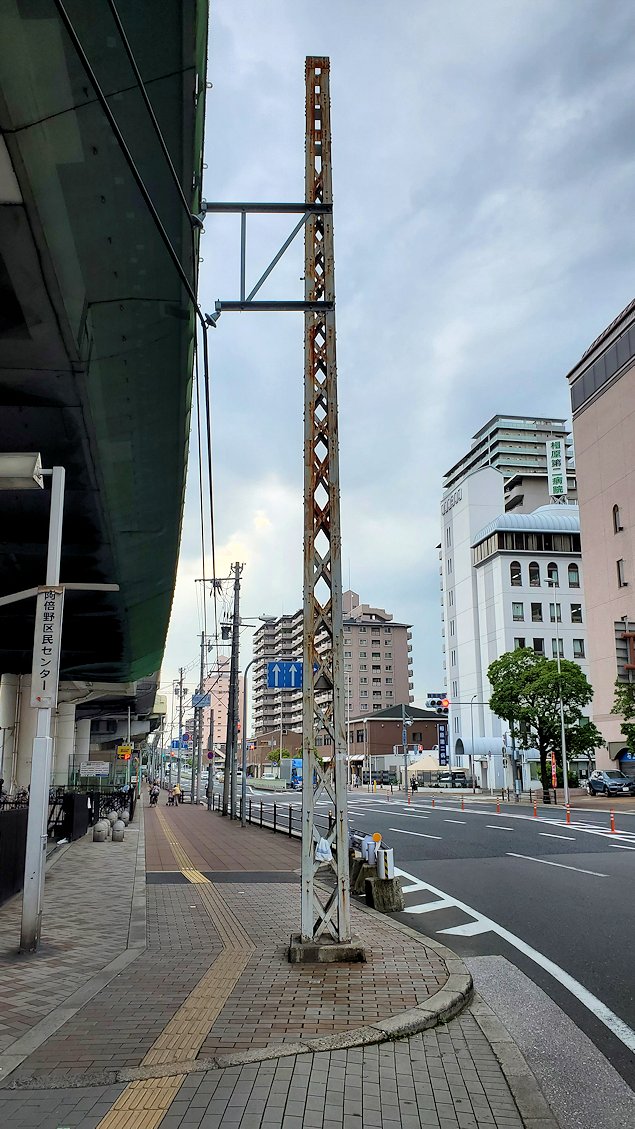 阿倍野区　阪神高速道路脇にある架線柱