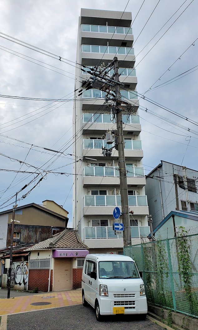千秋通り　飛田駅跡周辺　斜めの敷地に建つマンション　見上げる