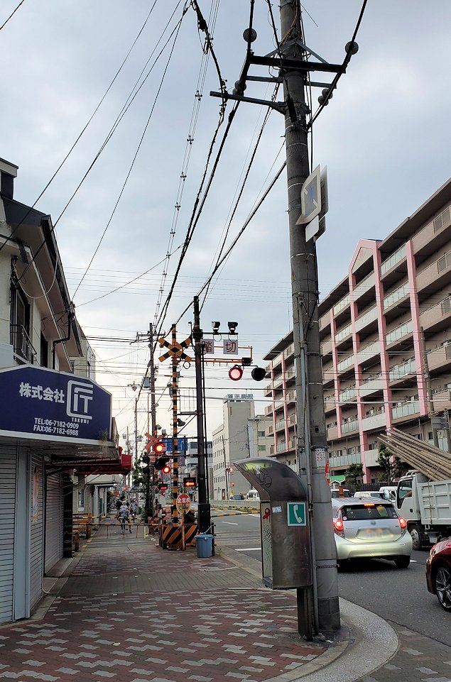北天下茶屋交差点付近　阪堺線の線路　電気ケーブル