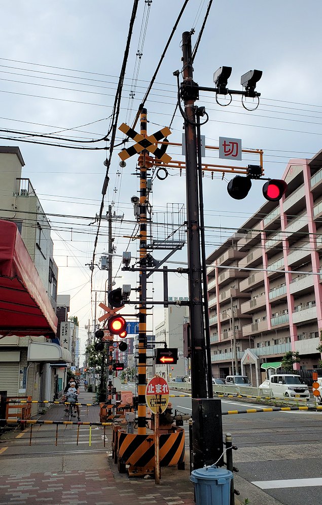 北天下茶屋交差点付近　阪堺線の線路　電気ケーブル2