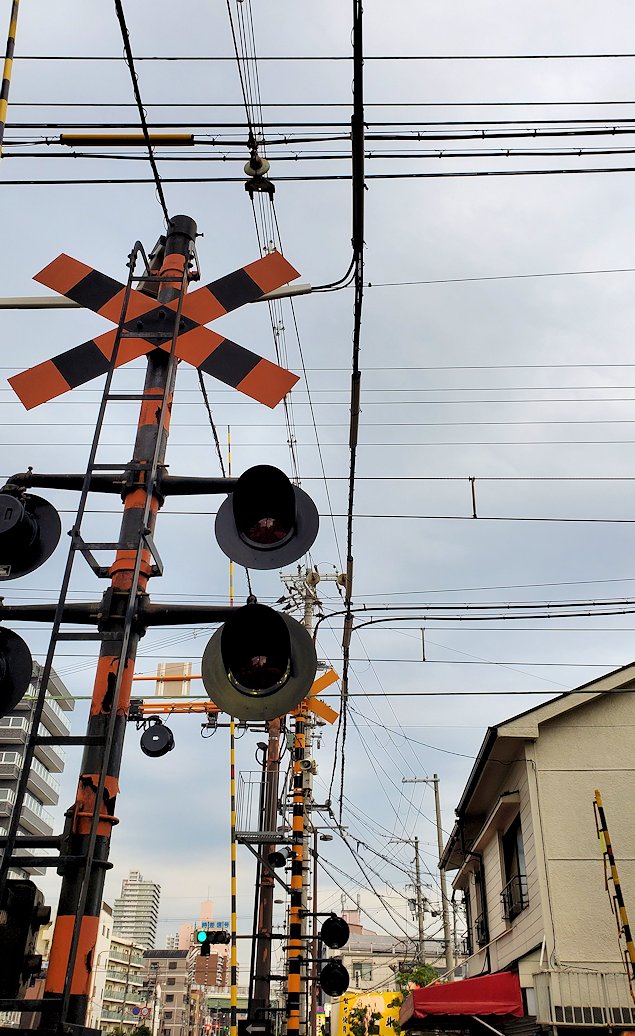北天下茶屋交差点付近　阪堺線に延びる電気ケーブル