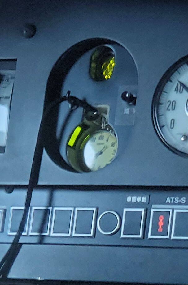 JR車両の運転席に置かれていた懐中時計