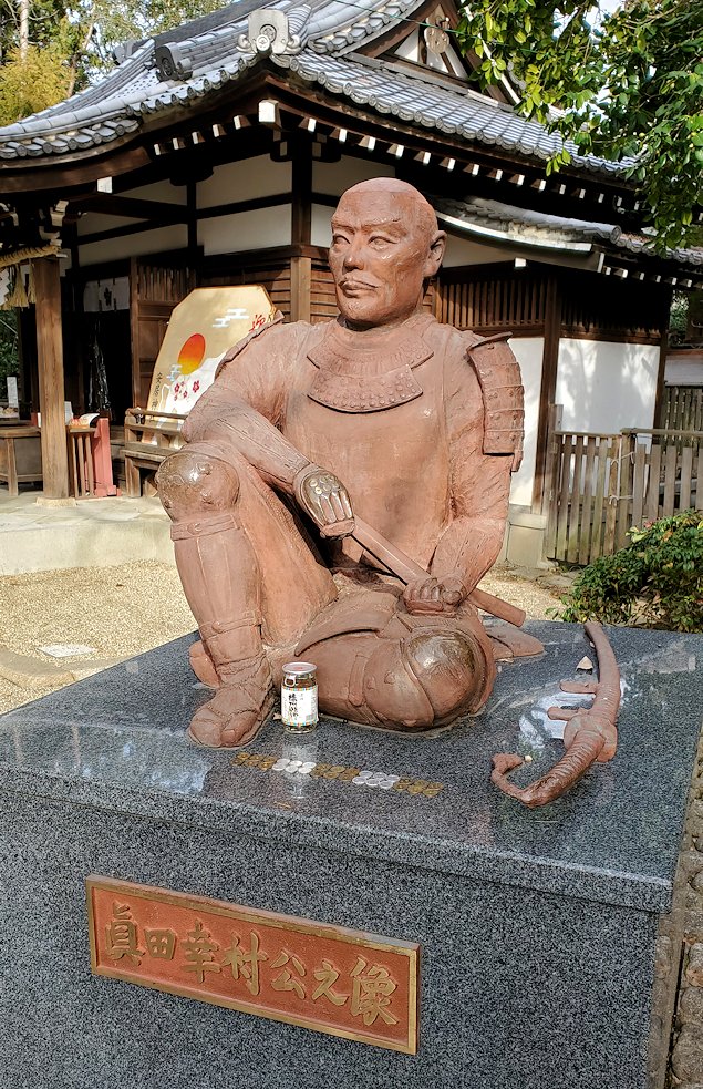 大阪市天王寺区逢阪にある「安居神社内」に設置されている、真田幸村の銅像