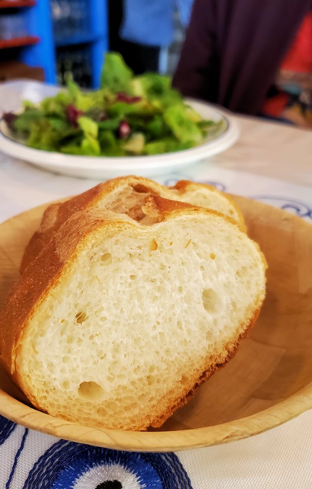 東麻布　「ギリシャ料理 タベルナ ミリュウ」　ランチのパン
