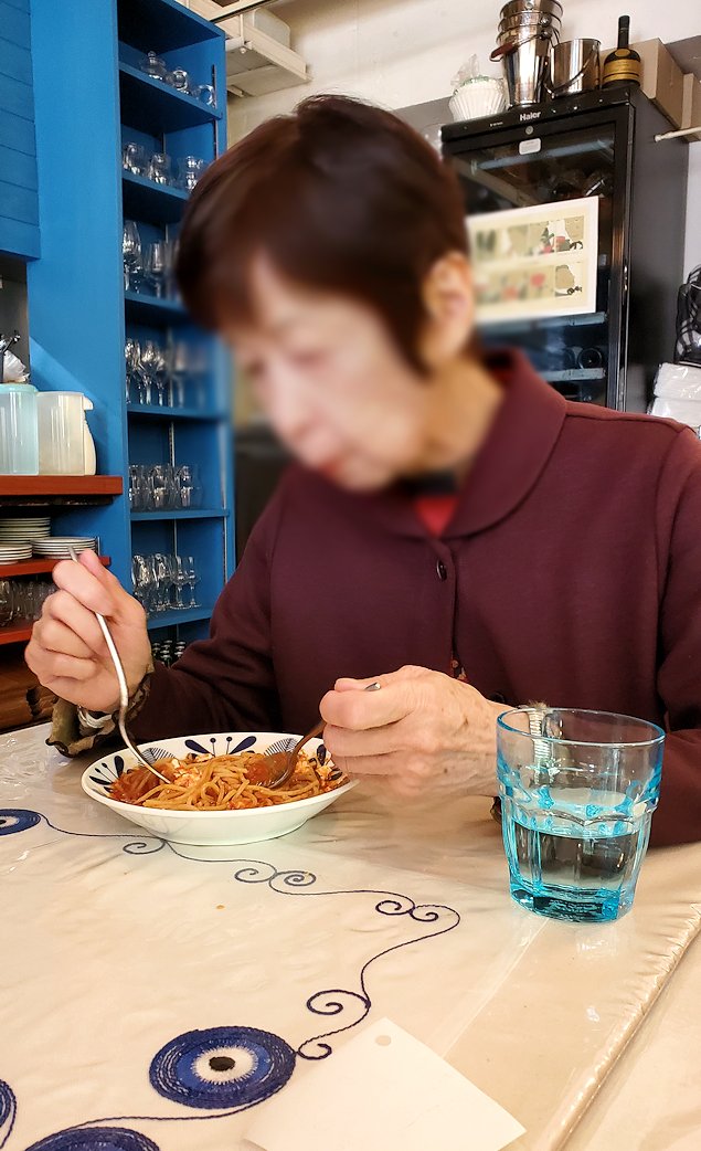 東麻布　「ギリシャ料理 タベルナ ミリュウ」　ランチのパスタを食べるオカン