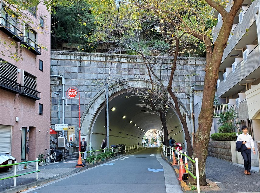 愛宕山下のトンネル道路