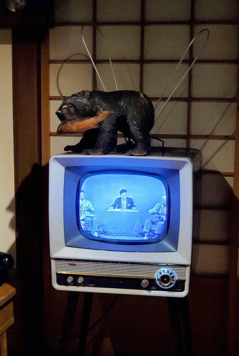 港区　NHK放送博物館　昔のお茶の間　クマの置物とテレビ