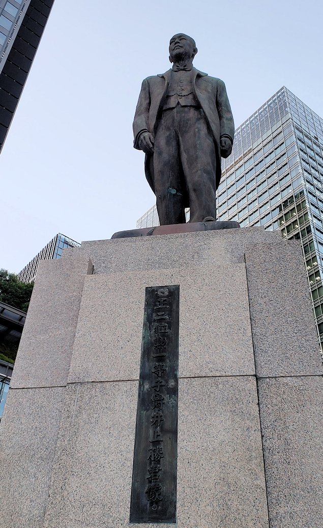 夕方の東京駅　井上勝の銅像