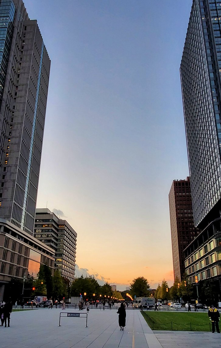 夕方の東京駅　近くから見える夕焼けの景色