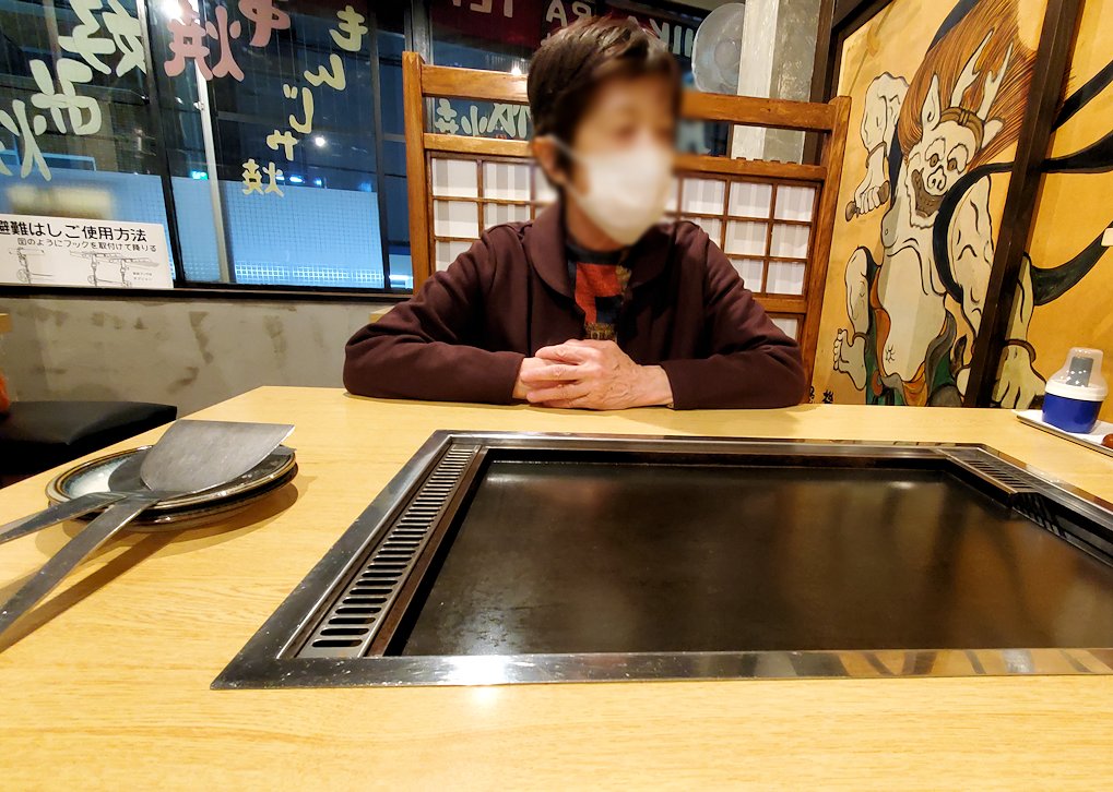 JR大井町駅周辺　「海鮮もんじゃ 力亭」　テーブルに座る
