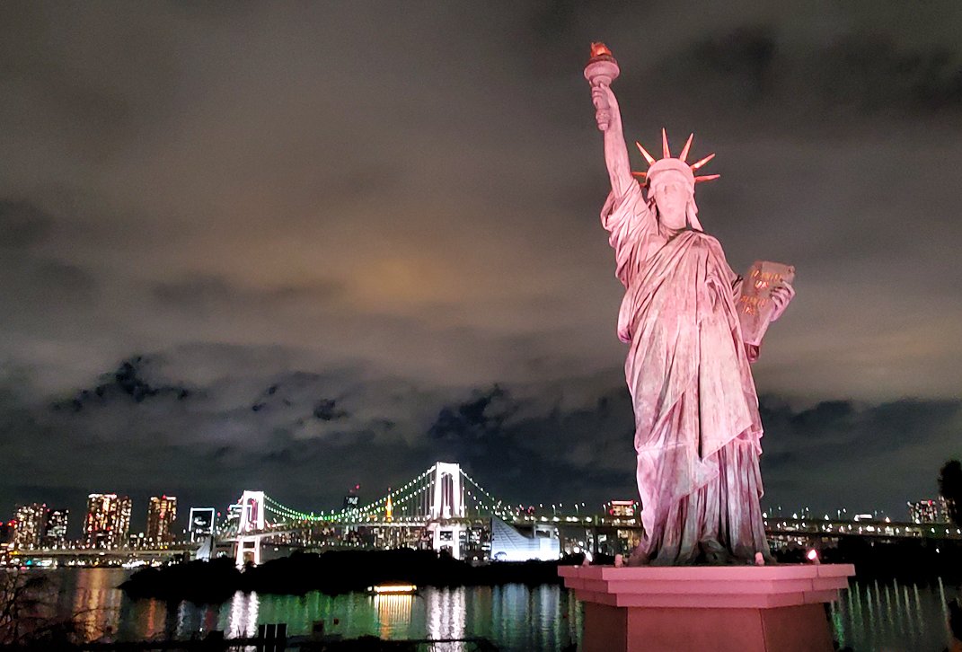 東京お台場　夜　自由の女神像　レインボーブリッジ