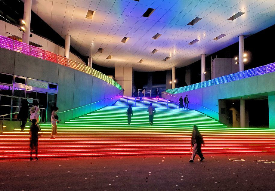 東京お台場　夜　ダイバーシティ東京周辺　レインボーに輝く階段