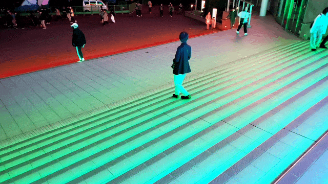 東京お台場　夜　ダイバーシティ東京周辺　レインボーに輝く階段を歩くオカン