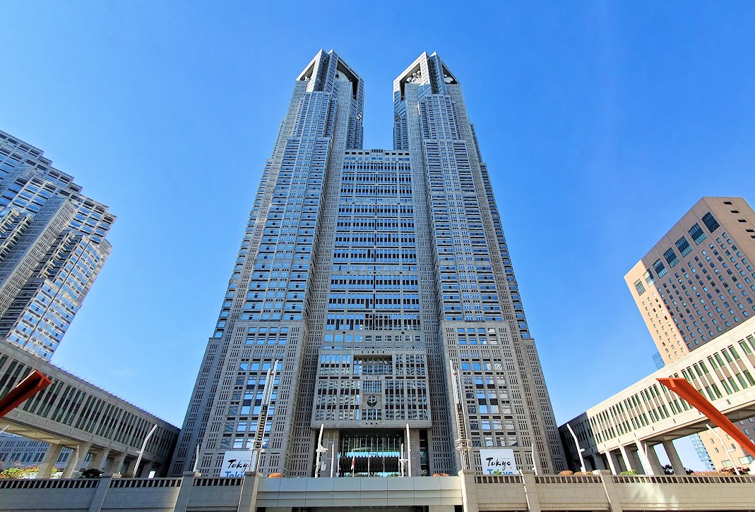 新宿　見上げた「東京都庁」建物