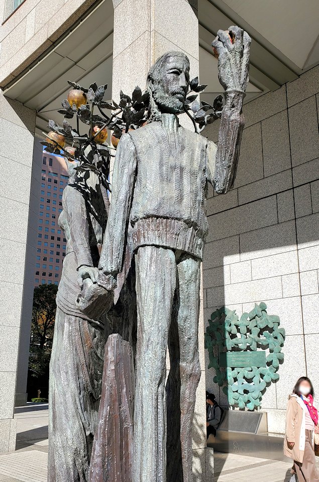 新宿　東京都議会議場裏に展示されていた像2