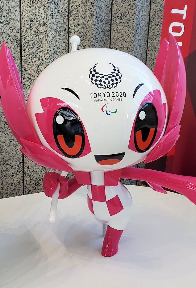 東京都庁　1F 　展示品　2020東京オリンピックのキャラクター