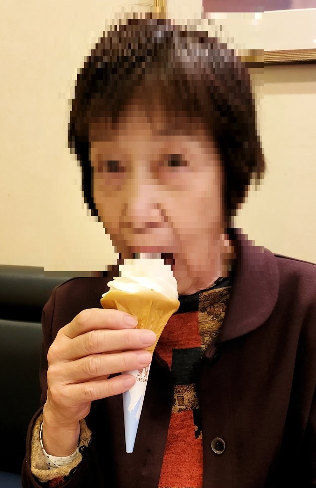 ドトールコーヒーショップ 飯田橋東口店　　アイスクリームを食べるオカン