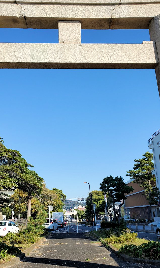 鎌倉駅周辺　鶴岡八幡宮参道　大鳥居から参道を眺める