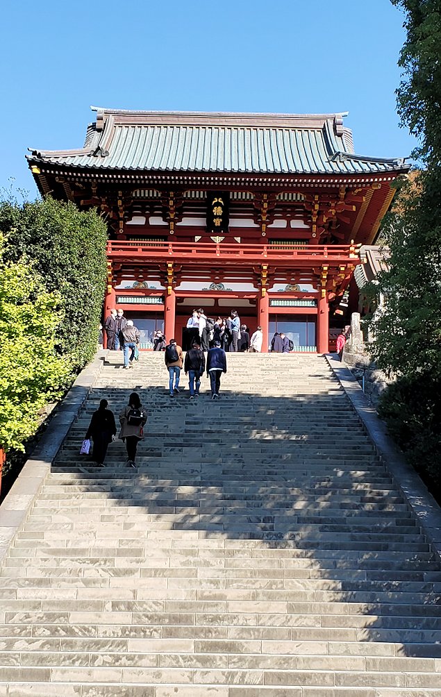 鶴岡八幡宮の参道　境内の階段