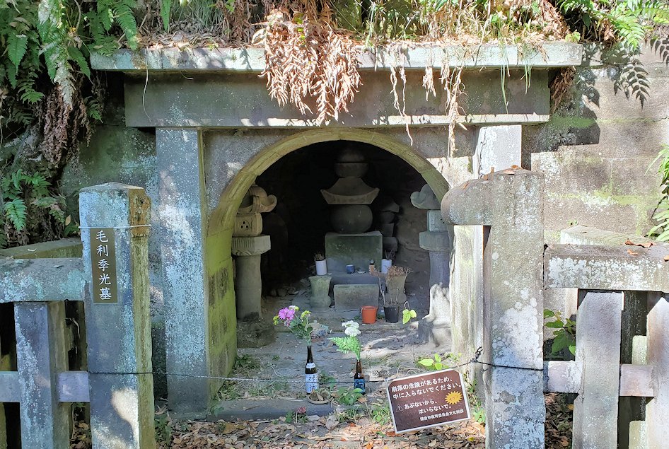 鎌倉　法華堂跡　墓穴