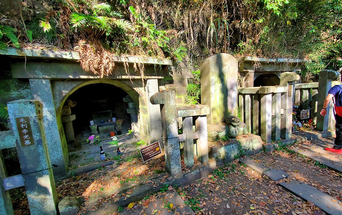 鎌倉　法華堂跡　墓穴2