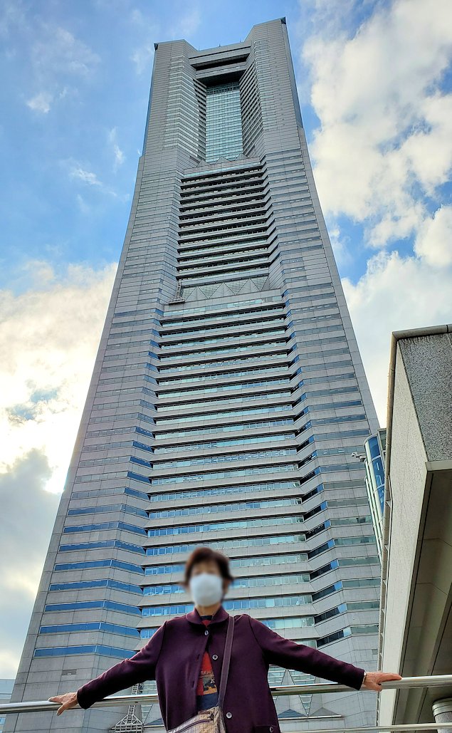 横浜市　みなとみらい　ランドマークタワー　記念写真