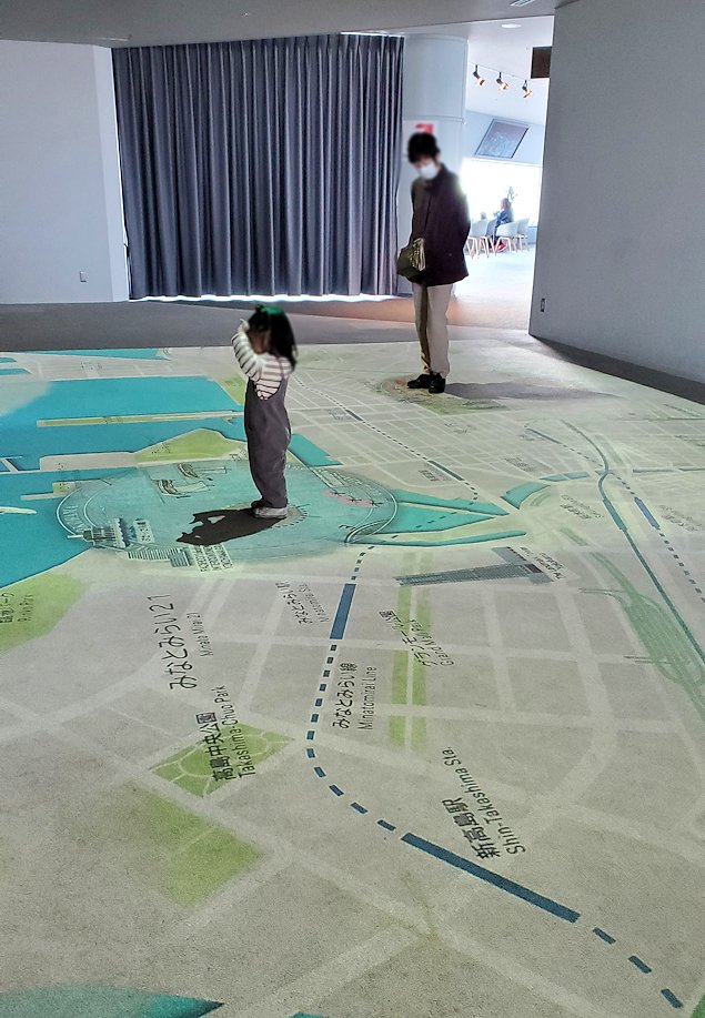 横浜市　みなとみらい　ランドマークタワー　展望台　足元が地図になる仕掛け