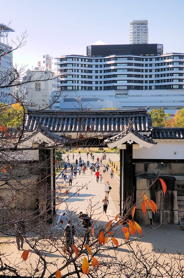 大阪城　多門櫓内から見える大手門と道を歩く人達