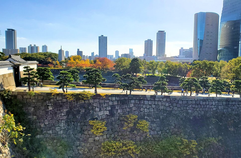 大阪城　千貫櫓から見える大手門の坂道