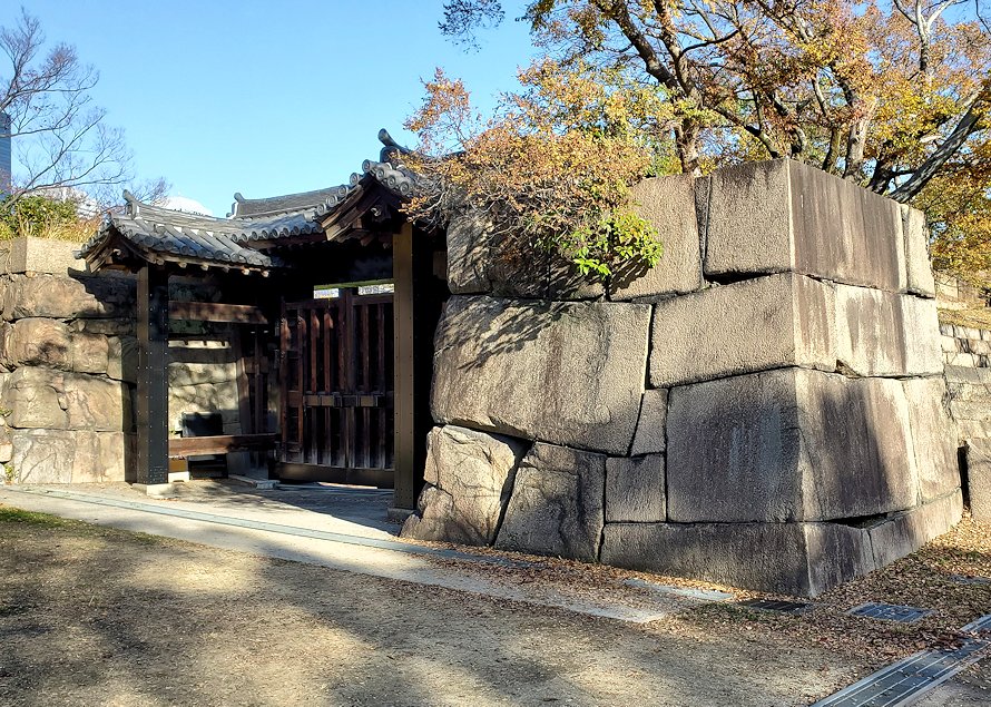 大阪城　西の丸庭園　　京橋口の門
