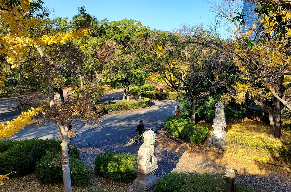 大阪城　西の丸庭園　　京橋口の門　近くから見える景色