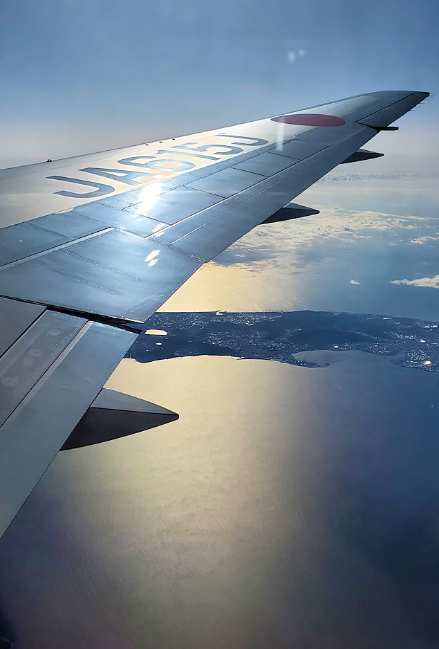 ディズニー柄の飛行機から見える、上空からの景観