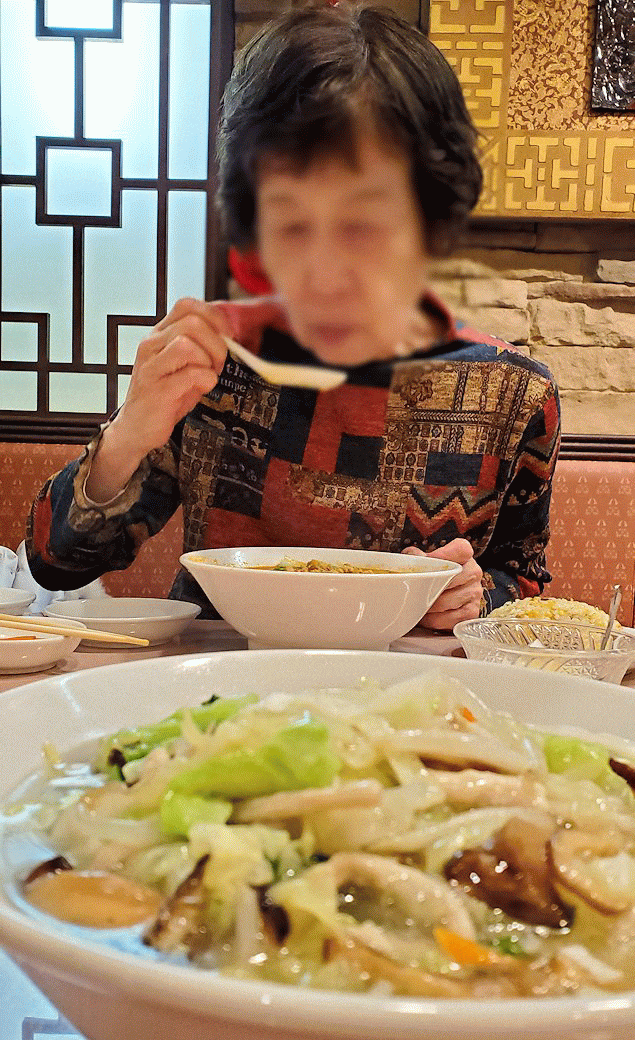 横浜市　中華街の「千禧楼 中国料理」　担々麺を食べるオカン
