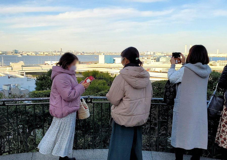 横浜市山手　「港の見える丘公園」　展望所に来た観光客