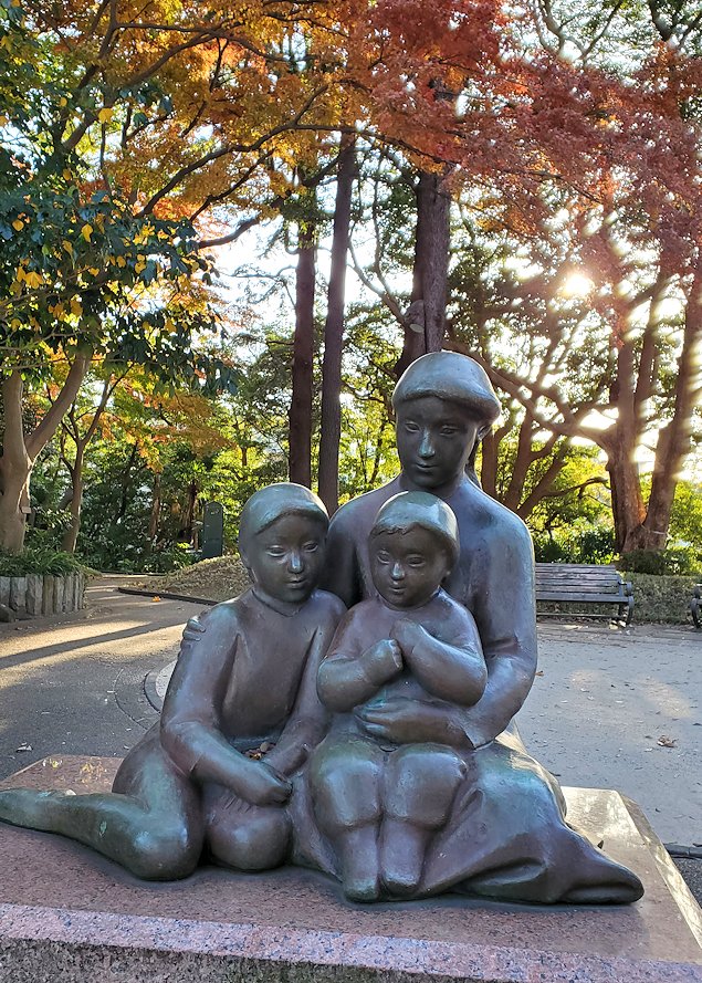 横浜市山手　「港の見える丘公園」　フランス山　　「愛の母子像」
