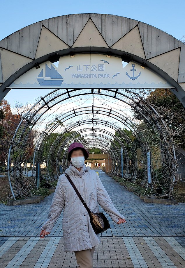 横浜市山手　山下公園入口で記念撮影