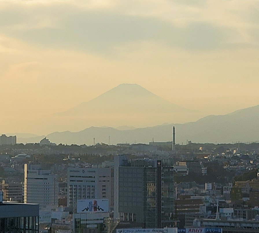 横浜市山手　横浜マリンタワー　展望台から見える夕焼け　富士山