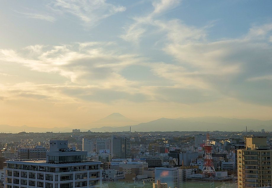 横浜市山手　横浜マリンタワー　展望台から見える夕焼け