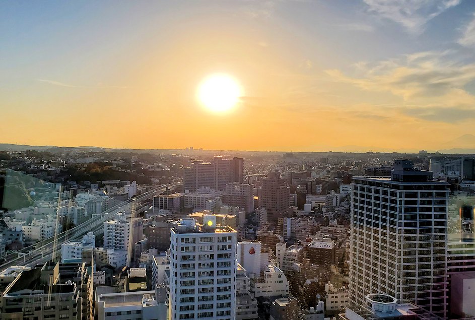 横浜市山手　横浜マリンタワー　展望台から見える夕陽